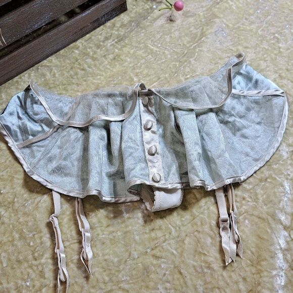 NWOT/NWT Victoria Secret Garter/Thong - Picture 1 of 7